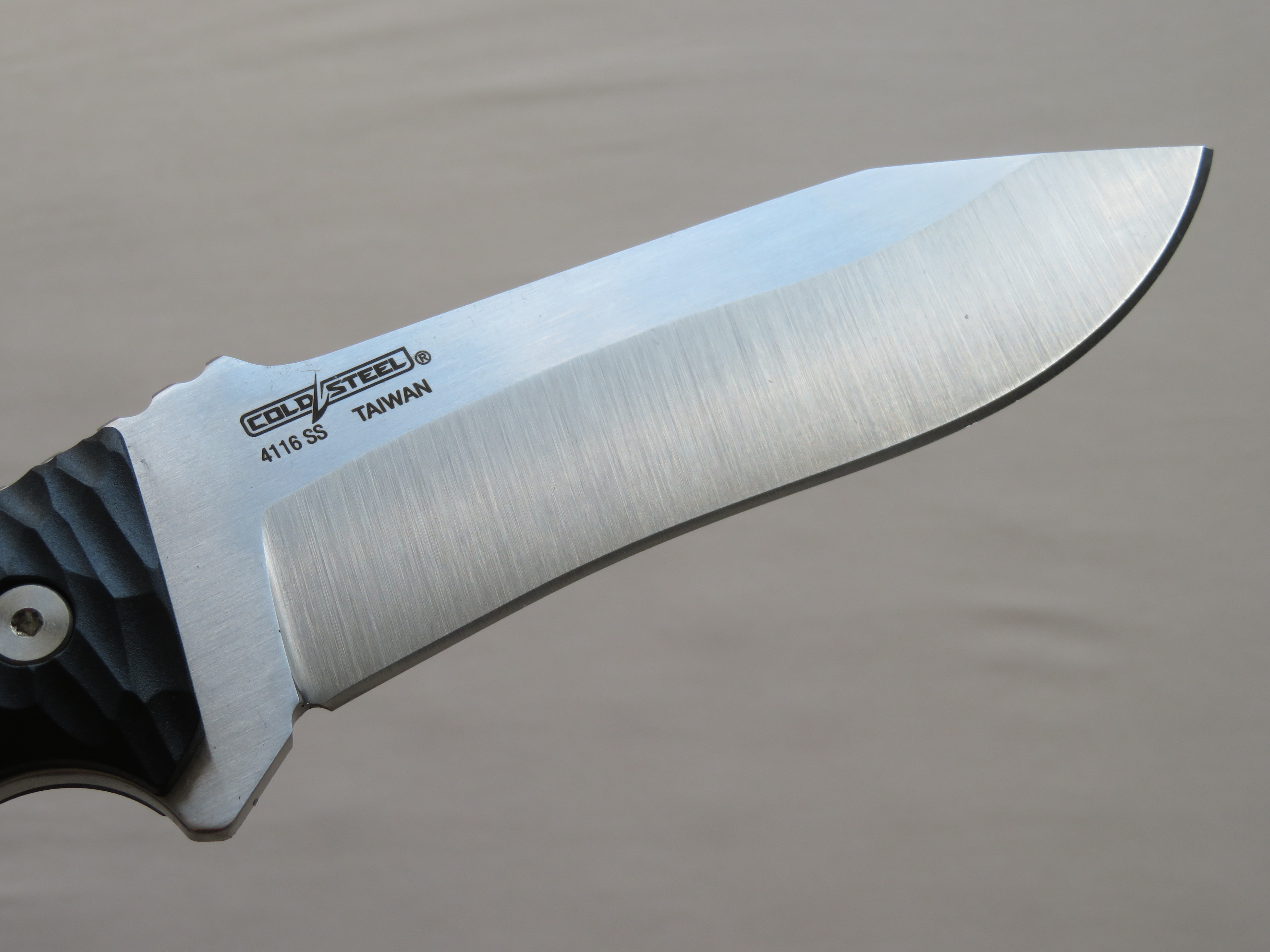 Detail čepele testovaného nože Razor Tek od firmy Cold Steel.